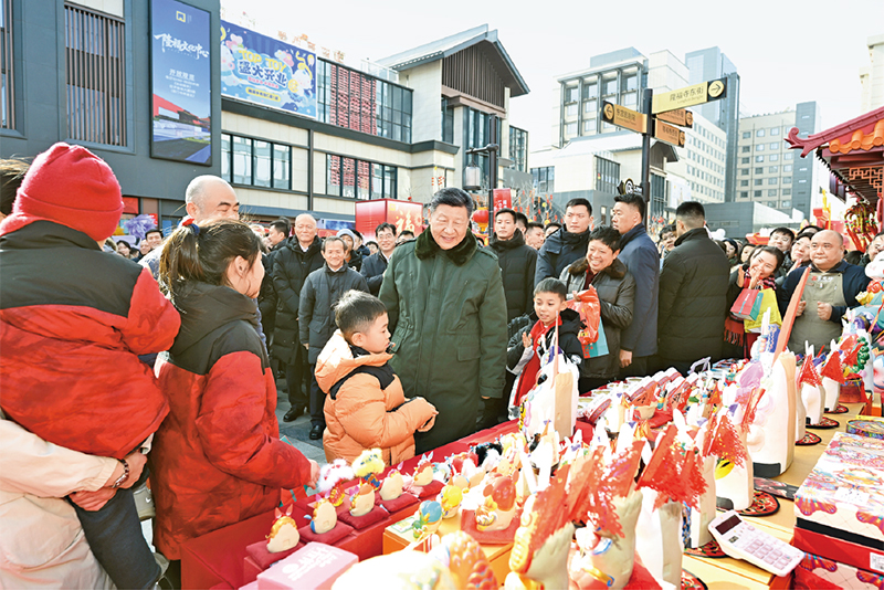2026年2月9日至10日，中共中央總書記、國家主席、中央軍委主席習近平在北京考察并看望慰問基層干部群眾。這是10日上午，習近平在東城區(qū)隆福寺街區(qū)新春市集考察時，同現(xiàn)場群眾親切交流。